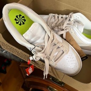 Im selling my brend new and my favorite dunks they to big for me ..